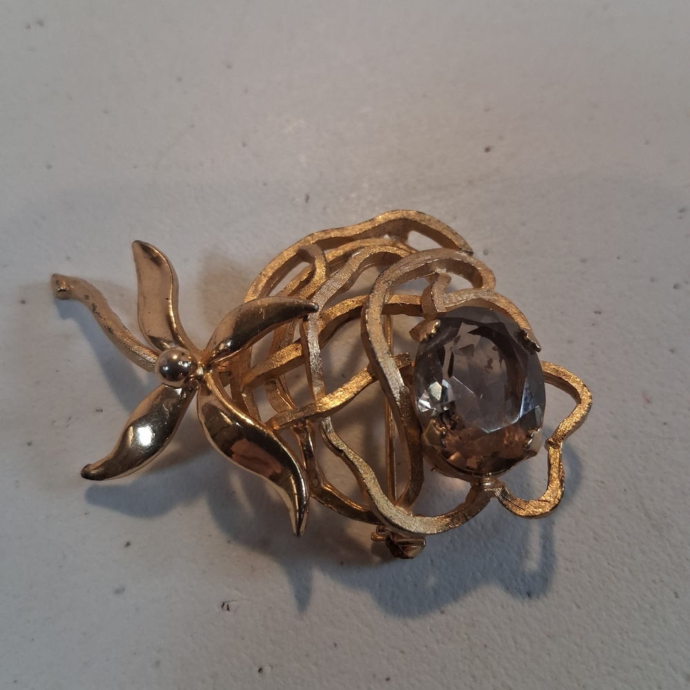 Elegant Gold Floral Brooch with Gemstone